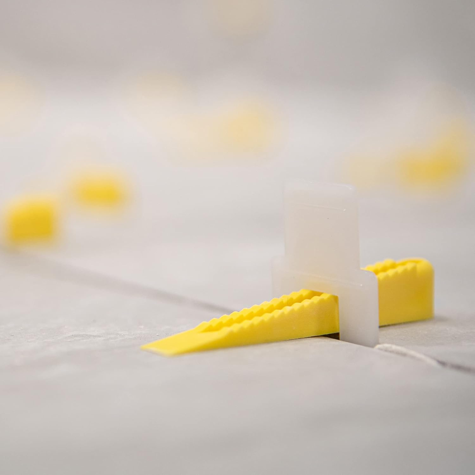 QEP Lash Flat Tile 1.5mm Levelling Clips - 100 Pack - Image 4