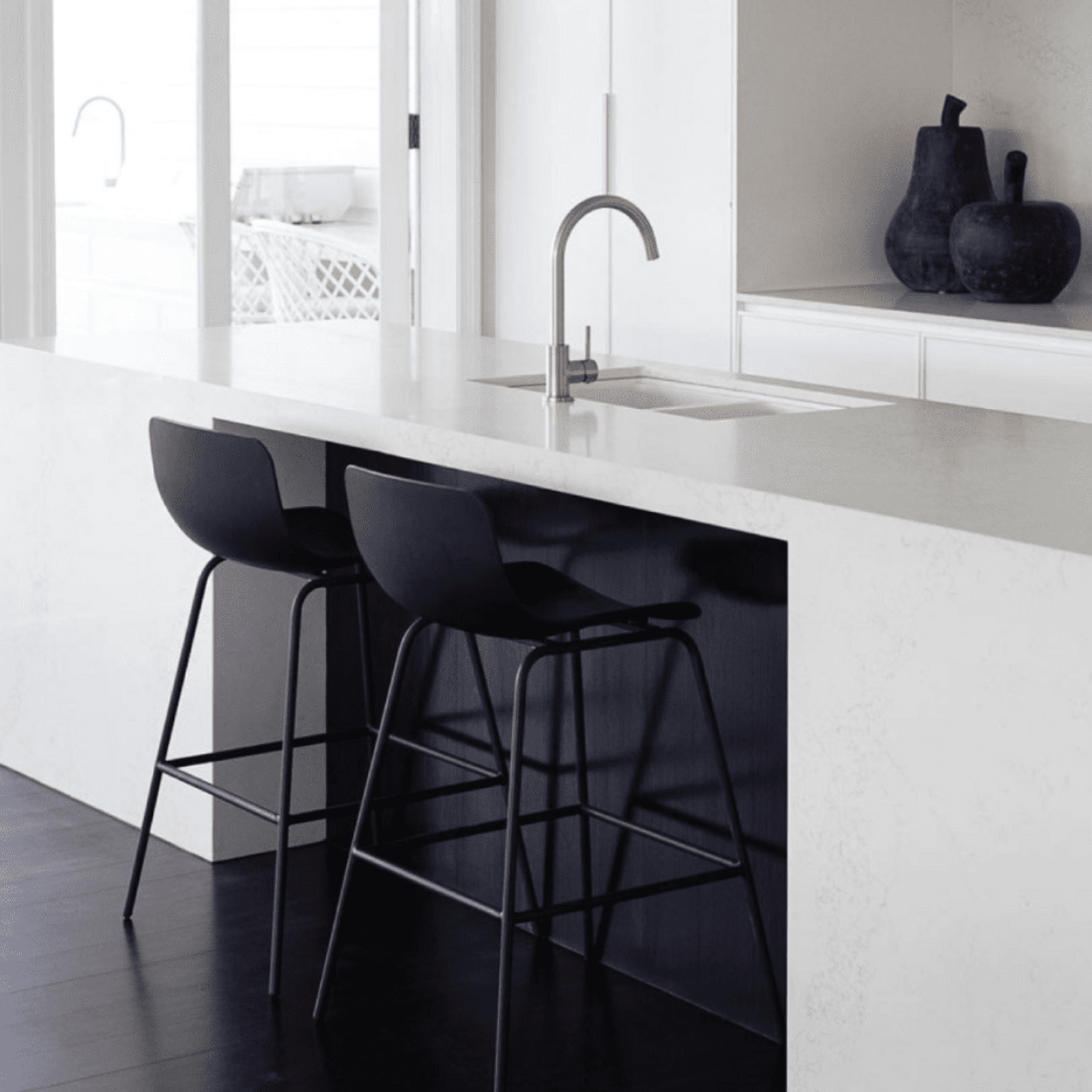 Feast Watson 4L Black Japan Timber Floor Stain And Varnish - Image 2