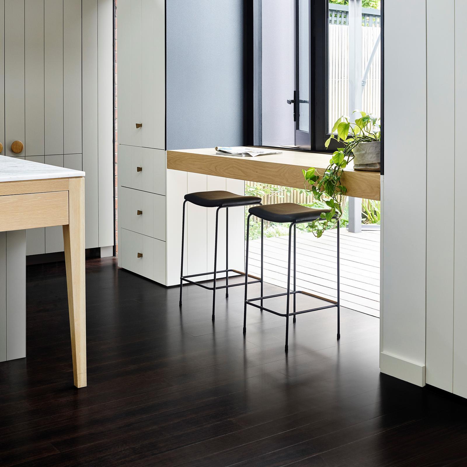 Feast Watson 4L Black Japan Timber Floor Stain And Varnish - Image 3