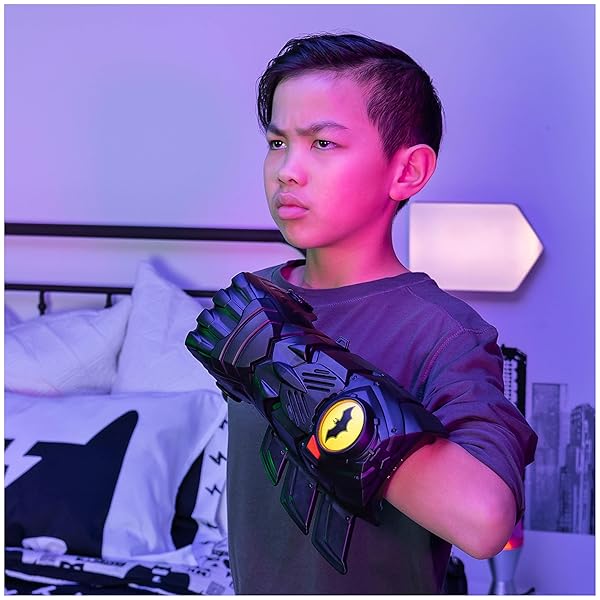 BATMAN-Interactive-Gauntlet-with-Over-15-Phrases-and-Sounds-Kids-Toys-for-Boys-Aged-4-and-Up-B07YGPB9JY-3